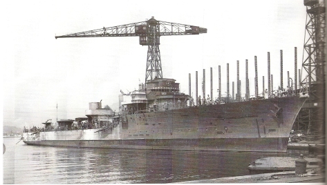 Le torpilleur d'escadre Le Flibustier en achèvement à flot 