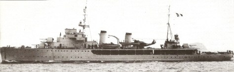 L'Amiral Charner en mer, son Potez 452 embarqué