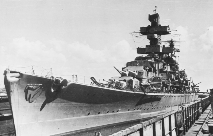 [GÉNÉRIQUE] Les Croiseurs en photos - Page 2 Kms-amiral-hipper-au-bassin-1940