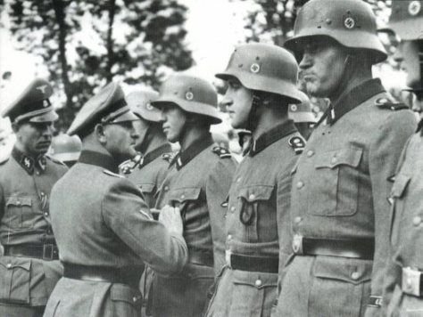Sepp Dietrich décorant des hommes de la S.S Leibstandarte