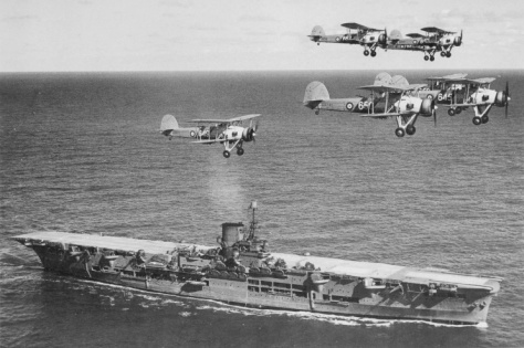 Le HMS Ark Royal survolé par des Fairey Swordfish