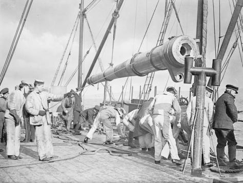 Embarquement sur le cuirassé HMS Queen Elisabeth d'un canon de 6 pouces Mark XII