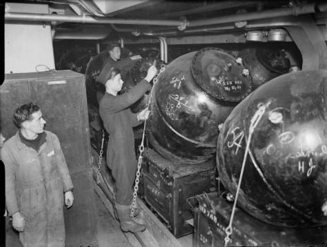Mines à bord du mouilleur de mines HMS Apollo