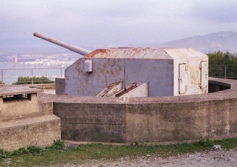 Tourelle double équipée de canons de 5.25 pouces (133mm) à Gibraltar